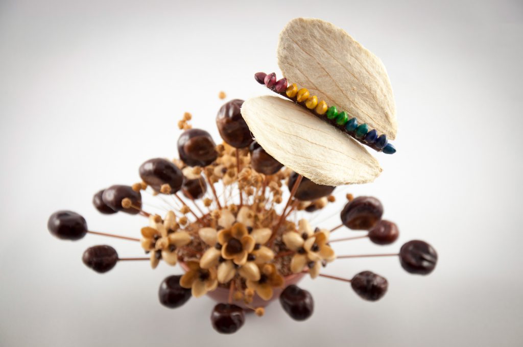 Motyl nad mostem, kompozycja z pestek